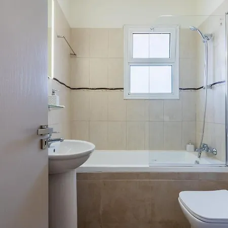 Yellow Canvas - 2-br & Balcony In * Larnaca