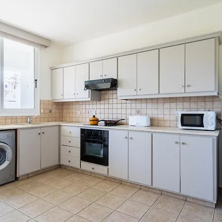 Yellow Canvas - 2-br & Balcony In