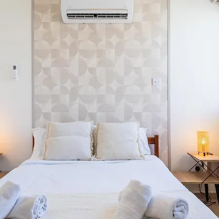 Yellow Canvas - 2-br & Balcony In