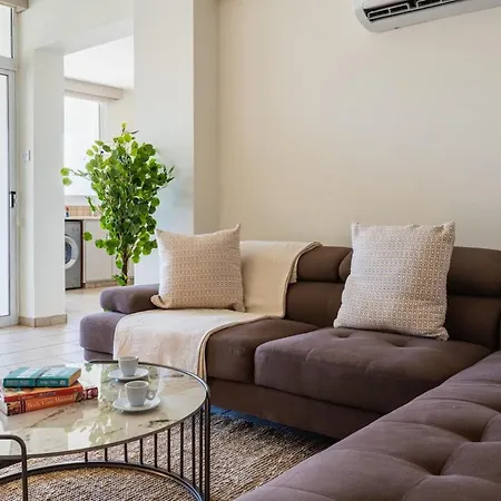 Yellow Canvas - 2-br & Balcony In لارنكا
