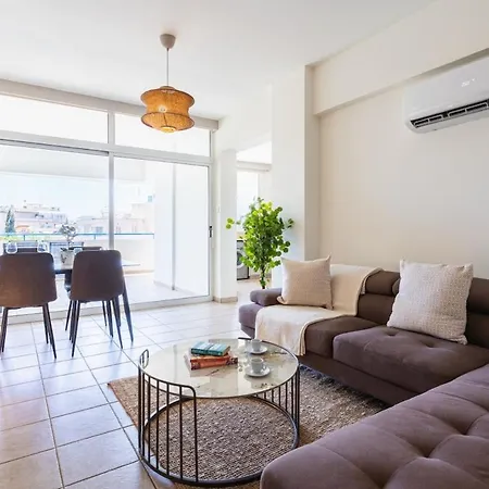 Yellow Canvas - 2-br & Balcony In 公寓