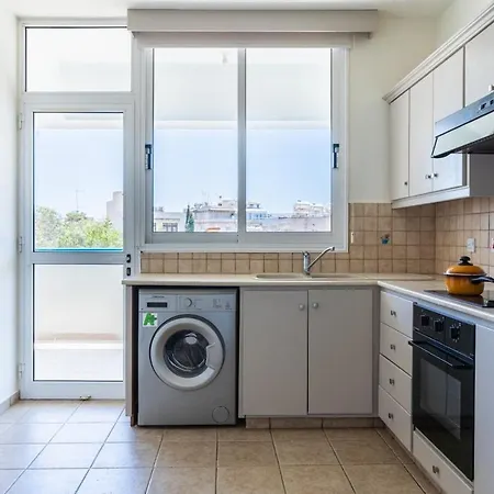 Appartamento Yellow Canvas - 2-br & Balcony In Larnaca