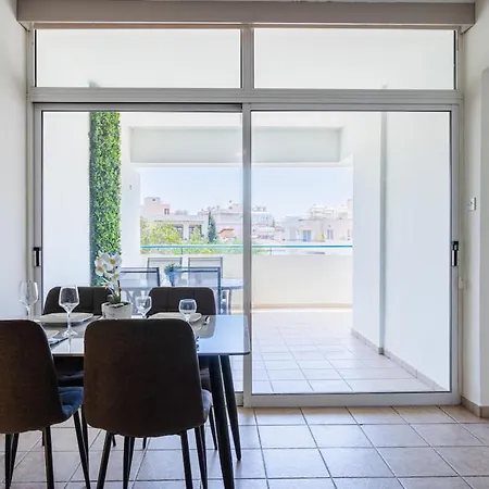 Yellow Canvas - 2-br & Balcony In 公寓 *