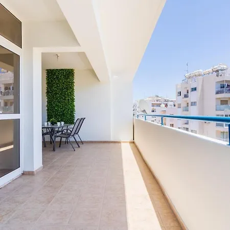 Yellow Canvas - 2-br & Balcony In 公寓