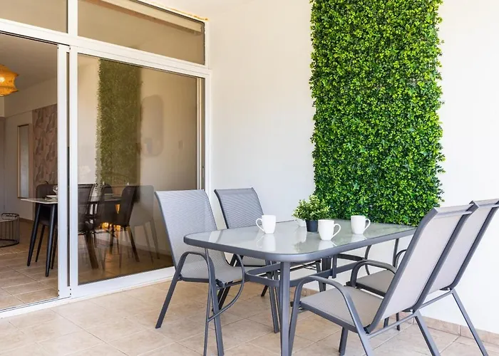 Yellow Canvas - 2-br & Balcony In Apartmán