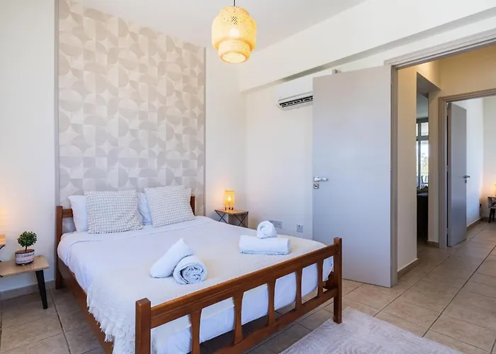 Yellow Canvas - 2-br & Balcony In Apartmán Larnaca