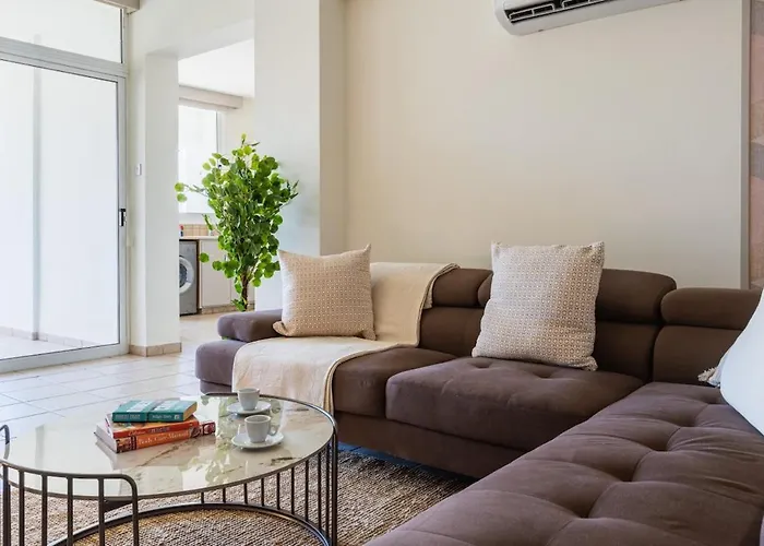 Yellow Canvas - 2-br & Balcony In Larnaca