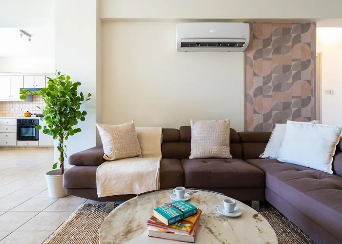 Yellow Canvas - 2-br & Balcony In