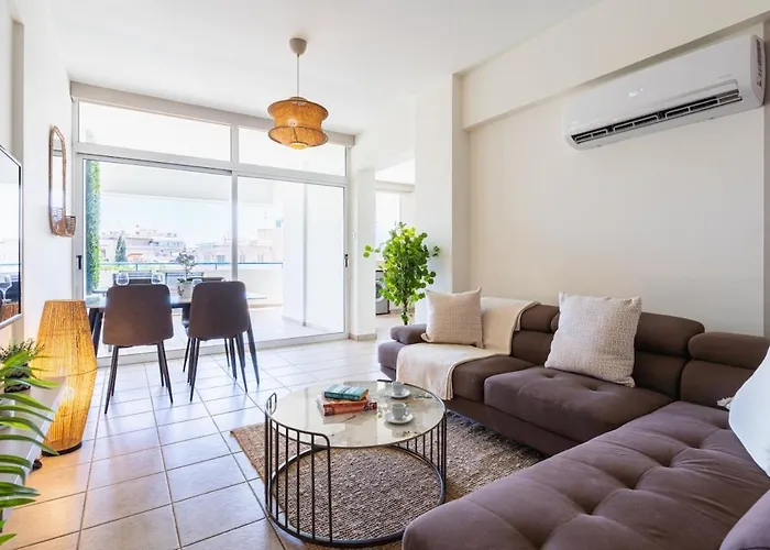 Yellow Canvas - 2-br & Balcony In Apartmán