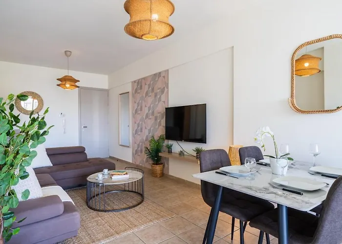 Yellow Canvas - 2-br & Balcony In Apartmán Larnaca