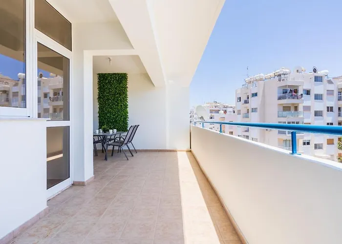 Yellow Canvas - 2-br & Balcony In Apartmán