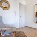 Yellow Canvas - 2-br & Balcony In Apartament Larnaca